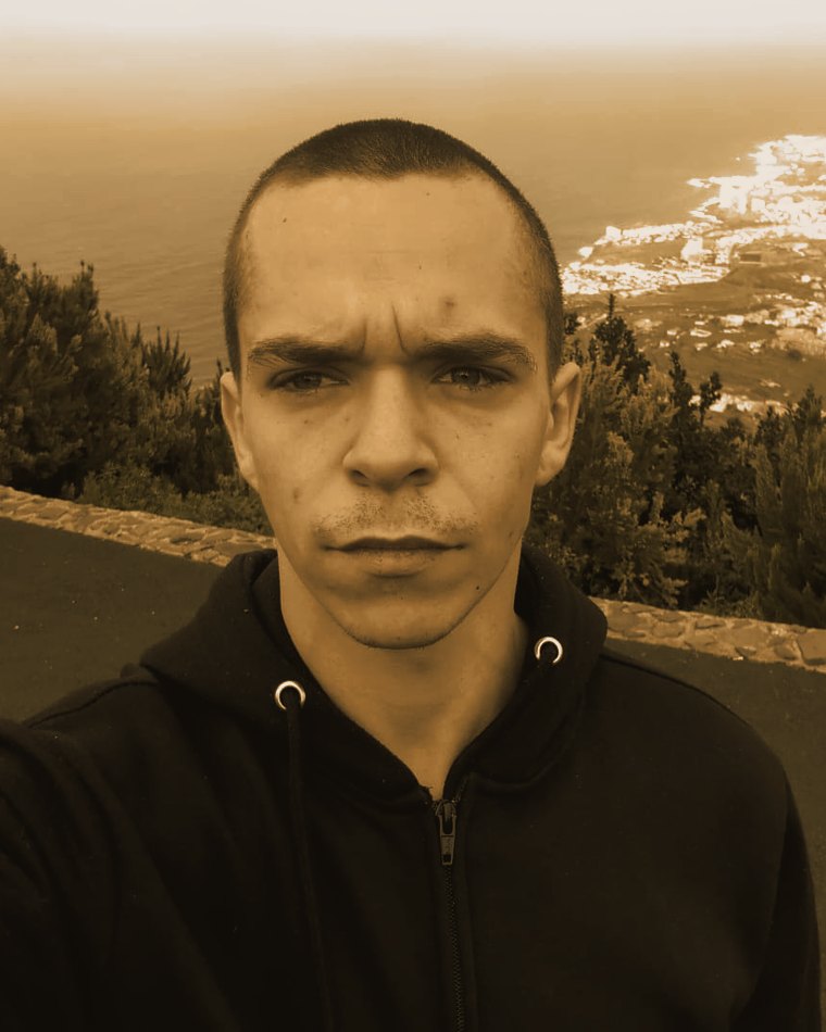 Alex Cano, fundador, en un mirador sobre la costa de Tenerife